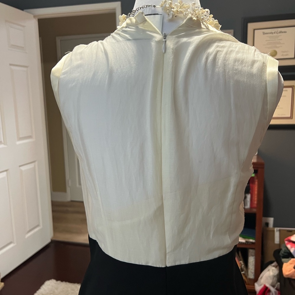 BCBG Max Azaria cream and black silk blend dress. Ruffled with buttons - Picture 7 of 7